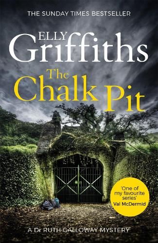 The Chalk Pit: The Dr Ruth Galloway Mysteries 9